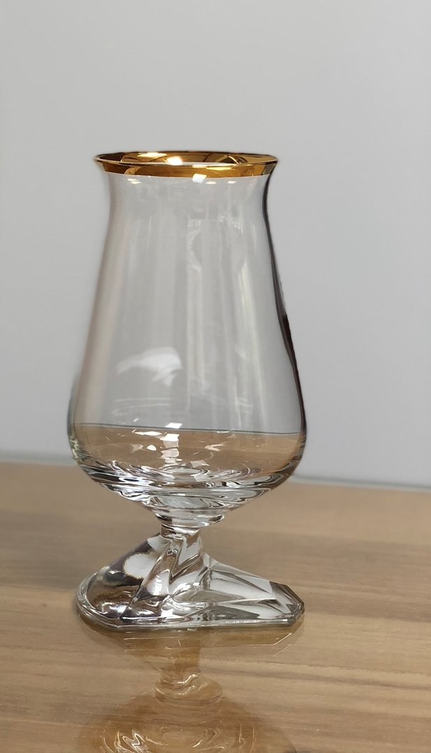 Le bord doré du verre à whisky Tuath