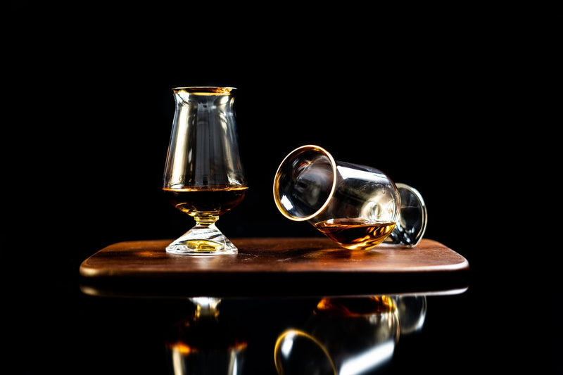 Le bord doré du verre à whisky Tuath